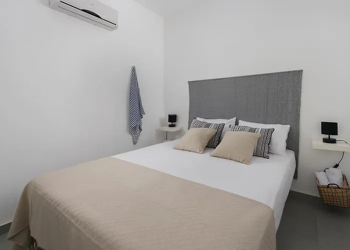 Vamare Beachfront House غينادي